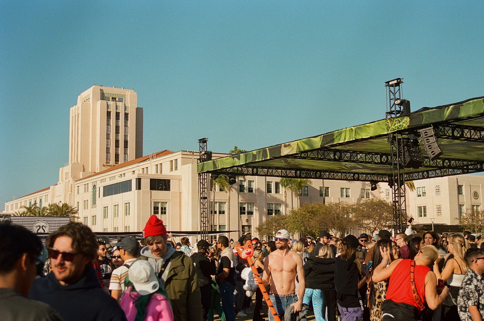 Festival goers gathered near The Palms stage at CRSSD Spring 2022.